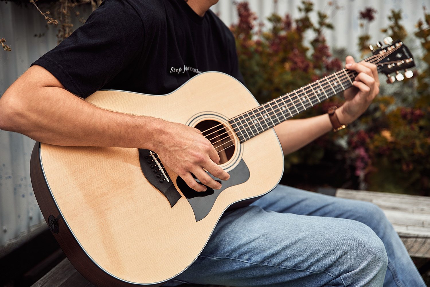 Taylor 317e Westerngitarre mit integriertem Pickup